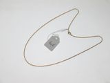 gros plan d'un collier auquel est attachée une étiquette