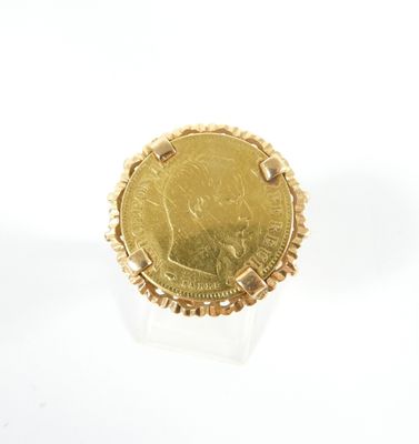 gros plan d'une pièce d'or sur une surface blanche