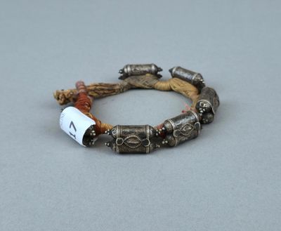 une photo d'un bracelet en argent et perles rouges