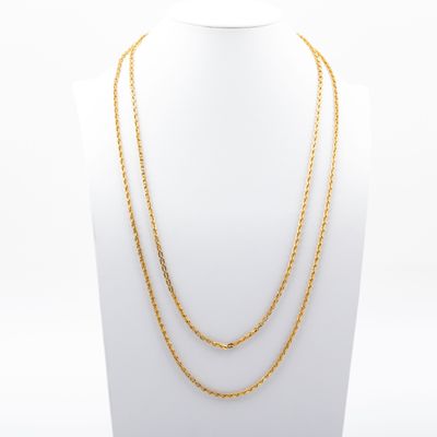 un collier à chaîne en or sur un mannequin mannequin mannequin mannequin mannequin mannequin mannequin mannequin mannequin mannequin