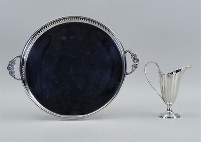 une assiette en argent et une tasse en argent placées l'une à côté de l'autre