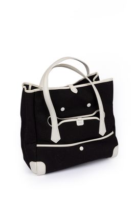 un sac noir et blanc avec des anses blanches sur fond blanc