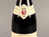 une bouteille de vin posée sur une table