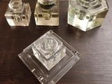 trois bougeoirs en verre posés côte à côte sur une table