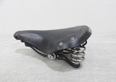 a black bicycle seat with springs attached to it