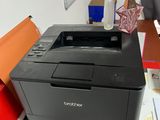 une imprimante posée sur un bureau dans une pièce