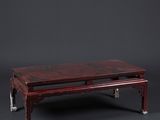 une vieille table basse en bois avec des pieds en métal, sur fond gris