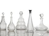 beaucoup de vases en verre posés sur une table