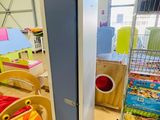 plusieurs salles de jeux et aires de jeux pour enfants dans un grand bâtiment