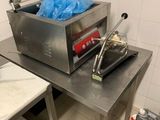 une machine posée sur une table dans une cuisine