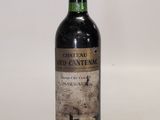 une bouteille de vin posée sur une table