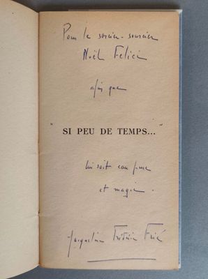 un livre ouvert avec une écriture dessus, posé sur une table
