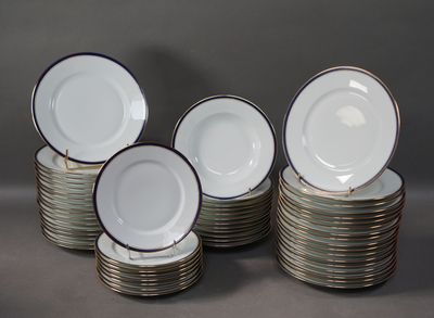 plusieurs assiettes empilées sur une table