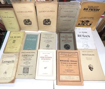 des livres posés sur une table sur laquelle se trouvent de nombreux livres