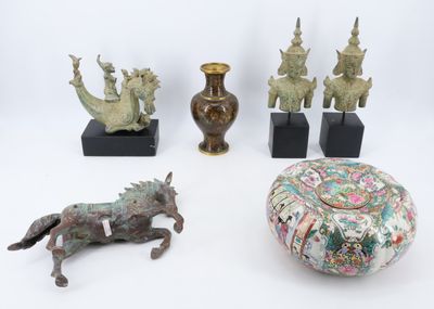 de nombreuses œuvres d'art variées exposées sur une surface blanche
