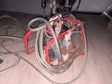 une photo montrant un tas de tuyaux posés par terre
