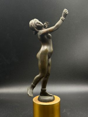 une image représentant une statue en bronze d'une femme tenant une raquette de tennis