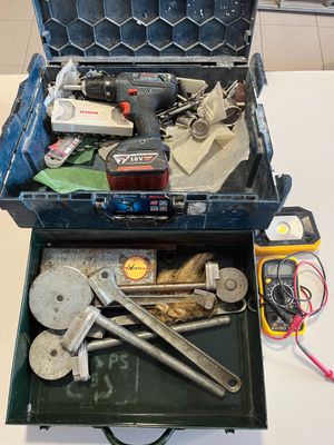une boîte à outils avec des outils sur une table