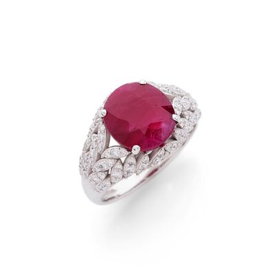 une bague en rubis et diamants