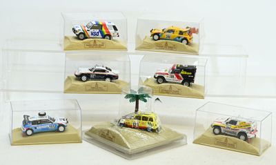 six petites voitures dans une vitrine posée sur une surface blanche