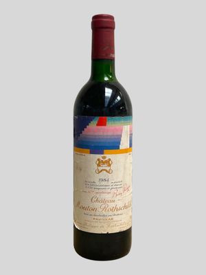 une bouteille de vin posée sur une table