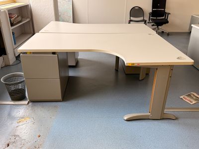 un bureau blanc avec une chaise noire dans une pièce