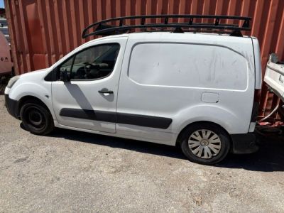 une camionnette blanche garée sur le bord de la route