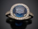 bague en saphir bleu et diamant sur fond noir