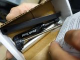une personne tenant un stylo dans une boîte contenant un stylo