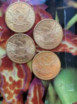 quatre pièces différentes empilées les unes sur les autres sur une table