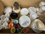 une boîte contenant toutes sortes d'assiettes et de tasses