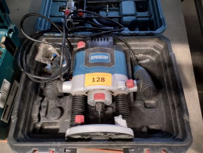 une boîte contenant une perceuse et d'autres outils