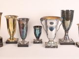 de nombreux types de vases exposés sur la table