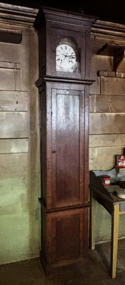 une horloge grand-père dans le coin d'une pièce