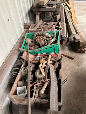 un tas de vieilleries dans un local de stockage situé à côté d'un bâtiment