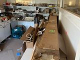 une pièce où il y a beaucoup de cartons par terre