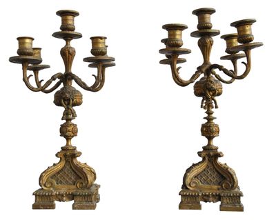 paire de candélabres anciens en laiton sur socles, sur fond blanc
