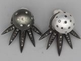 paire de boucles d'oreilles noires et blanches ornées de perles et de pointes
