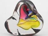une sculpture en verre représentant un oiseau perché sur une table