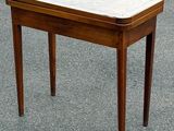une petite table en bois avec un plateau en marbre, posée à même le sol