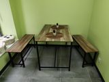 une table et des bancs dans une pièce aux murs verts