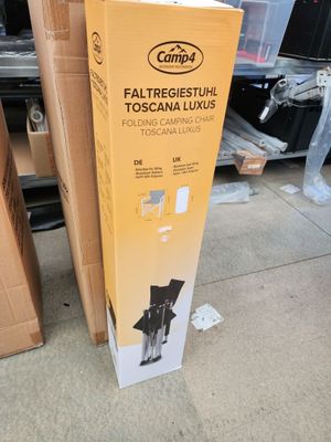 une boîte posée par terre à côté d'autres boîtes