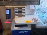 une machine posée sur une table dans une pièce