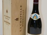 une bouteille de vin posée à côté d'une caisse en bois