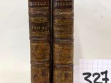 deux vieux livres posés l'un à côté de l'autre sur une surface blanche