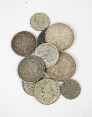 une pile de vieilles pièces de monnaie sur une surface blanche
