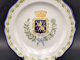 un gros plan d'une assiette sur laquelle figure un blason