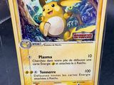 une carte Pokémon exposée dans une vitrine