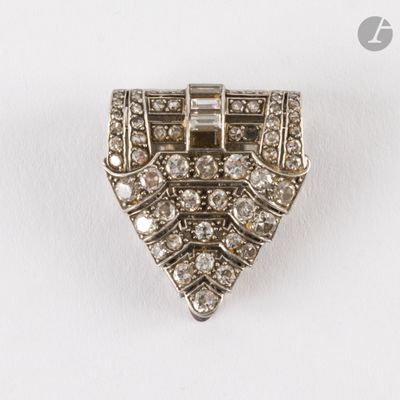 une image représentant une broche en diamant et en argent sur fond blanc