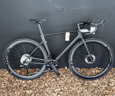 une photo d'un vélo garé contre un mur